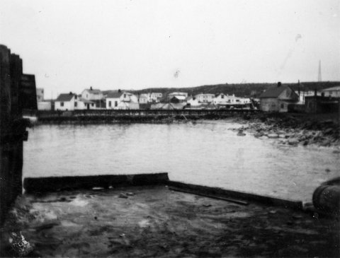 Ekki stóð á svari þegar spurt var hvar þessi mynd væri tekin. Þetta er á Raufarhöfn. / m-stae1-17124 frá Minjasafninu á Akureyri