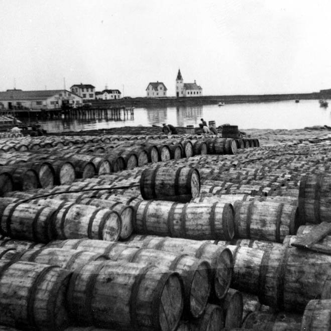 Þetta er á Raufarhöfn. Margir lesendur þekktu kirkjuna og einn benti á að söltunarstöð Óla Óskars blasti við á myndinni. / m-stae1-17069 frá Minjasafninu á Akureyri