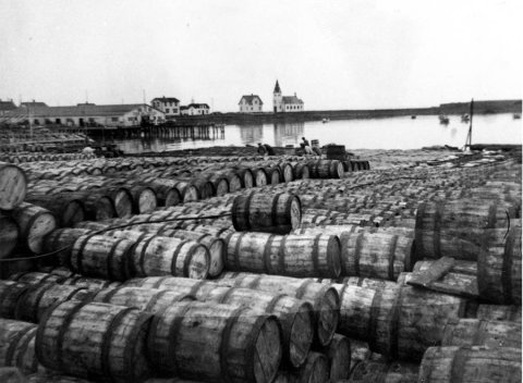 Þetta er á Raufarhöfn. Margir lesendur þekktu kirkjuna og einn benti á að söltunarstöð Óla Óskars blasti við á myndinni. / m-stae1-17069 frá Minjasafninu á Akureyri