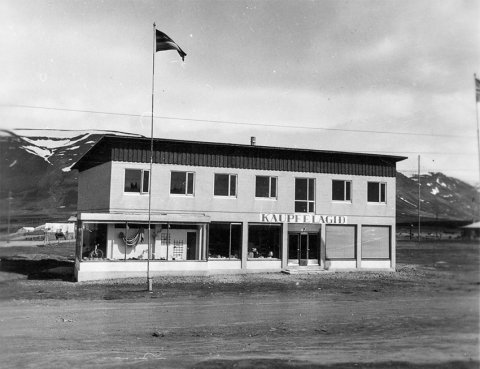 Þetta er gamla kaupfélagshúsið á Hofsósi; þarna var Kaupfélag Austur-Skagfirðinga (KASH) áður, húsið brann 2011 en var endurbyggt og þar er nú verslun Kaupfélags Skagfirðinga. / m-stae1-17128 frá Minjasafninu á Akureyri