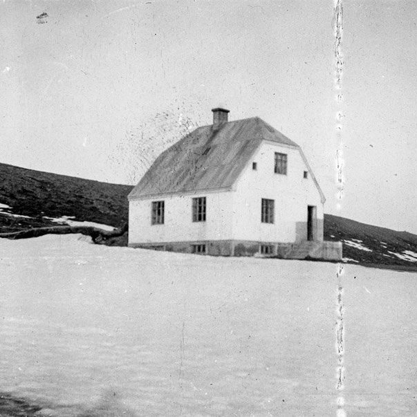 Þetta er íbúðarhúsið á Jökulsá á Flateyjardal. Húsið byggðu Grímur Sigurðsson og Hulda Tryggvadóttir árið 1928, síðustu ábúendur á jörðinni sem fór í eyði 1946. Húsið og jörðin eru í eigu afkomenda þeirra og nýtt til sumardvalar. / m-stae1-17077 frá Minjasafninu á Akureyri