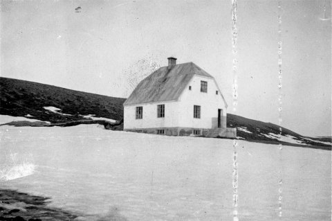 Þetta er íbúðarhúsið á Jökulsá á Flateyjardal. Húsið byggðu Grímur Sigurðsson og Hulda Tryggvadóttir árið 1928, síðustu ábúendur á jörðinni sem fór í eyði 1946. Húsið og jörðin eru í eigu afkomenda þeirra og nýtt til sumardvalar. / m-stae1-17077 frá Minjasafninu á Akureyri