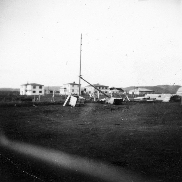 Þetta er á Kópaskeri. „Þar er ég alinn upp og hús sem ég giska á að hafi verið byggð 1960-65 eru ekki á myndinni. Í hægri brún myndarinnar sýnist mér vera hornið á svokölluðu Pakkhúsi sem Kaupfélagið byggði,“ sagði meðal annars í pósti frá lesanda. - / m-stae1-17125 frá Minjasafninu á Akureyri