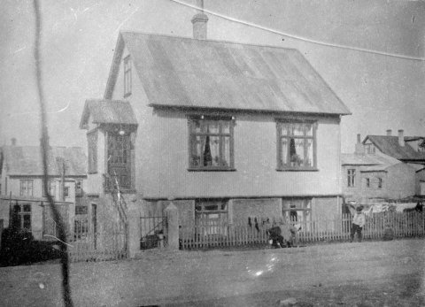 25 - 30.4.2021 - Ekkert er vitað um mynd dagsins að þessu sinni; hvorki nafn ljósmyndarans né hvar myndin er tekin. Þeir sem kunna að búa yfir upplýsingum um myndina vinsamlega hafi samband við Minjasafnið á Akureyri, á netfangið hg@minjasafnid.is - Minjasafnið á Akureyri / Album 041-025