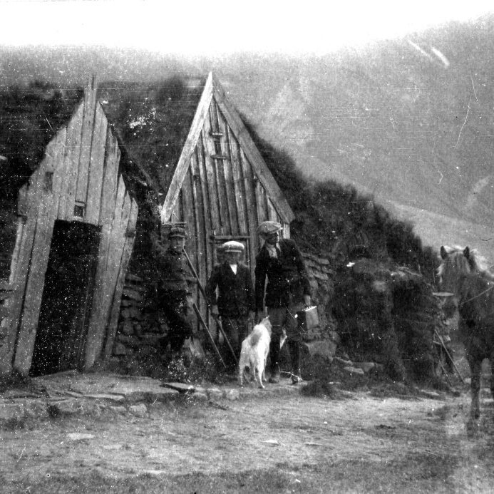 Hefur þú, lesandi góður, hugmynd um hvar þessi fallega mynd er tekin; hver bærinn er og jafnvel fólkið? Þeir sem kunna að búa yfir upplýsingum um myndina eru hvattir til að senda þær á netföngin hg@minjasafnid.is og skapti@akureyri.net - / m-stae2-0598 frá Minjasafninu á Akureyri