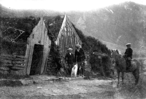 Hefur þú, lesandi góður, hugmynd um hvar þessi fallega mynd er tekin; hver bærinn er og jafnvel fólkið? Þeir sem kunna að búa yfir upplýsingum um myndina eru hvattir til að senda þær á netföngin hg@minjasafnid.is og skapti@akureyri.net - / m-stae2-0598 frá Minjasafninu á Akureyri