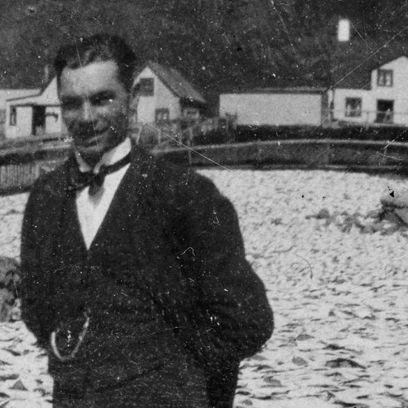 Hefur þú, lesandi góður, hugmynd um hvaða maður þetta er? Jafnvel hvar myndin er tekin og hugsanlega hvenær? Þeir sem kunna að búa yfir upplýsingum um myndina eru hvattir til að senda þær á netföngin hg@minjasafnid.is og skapti@akureyri.net - / m-stae1-17164 frá Minjasafninu á Akureyri