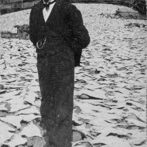 Hefur þú, lesandi góður, hugmynd um hvaða maður þetta er? Jafnvel hvar myndin er tekin og hugsanlega hvenær? Þeir sem kunna að búa yfir upplýsingum um myndina eru hvattir til að senda þær á netföngin hg@minjasafnid.is og skapti@akureyri.net - / m-stae1-17164 frá Minjasafninu á Akureyri