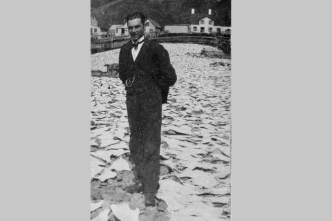 Hefur þú, lesandi góður, hugmynd um hvaða maður þetta er? Jafnvel hvar myndin er tekin og hugsanlega hvenær? Þeir sem kunna að búa yfir upplýsingum um myndina eru hvattir til að senda þær á netföngin hg@minjasafnid.is og skapti@akureyri.net - / m-stae1-17164 frá Minjasafninu á Akureyri