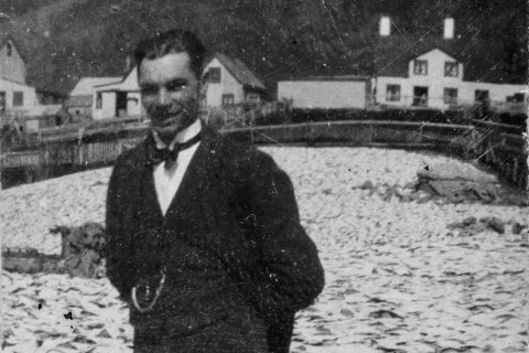 Hefur þú, lesandi góður, hugmynd um hvaða maður þetta er? Jafnvel hvar myndin er tekin og hugsanlega hvenær? Þeir sem kunna að búa yfir upplýsingum um myndina eru hvattir til að senda þær á netföngin hg@minjasafnid.is og skapti@akureyri.net - / m-stae1-17164 frá Minjasafninu á Akureyri