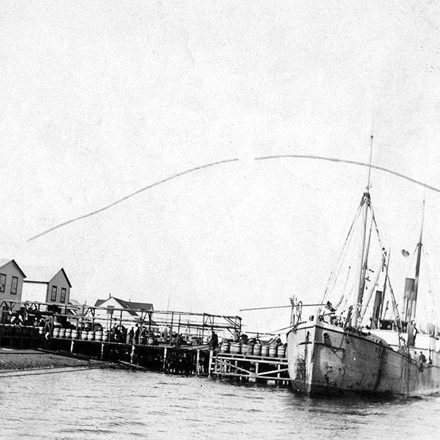 Hefur þú, lesandi góður, hugmynd um hvar þessi fallega mynd er tekin og hugsanlega hvenær. Jafnvel hvaða skip liggur þarna við bryggju? Þeir sem kunna að búa yfir upplýsingum um myndina eru hvattir til að senda þær á netföngin hg@minjasafnid.is og skapti@akureyri.net - / m-stae2-0184 frá Minjasafninu á Akureyri