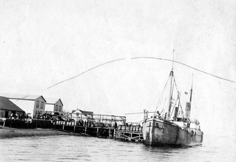 Hefur þú, lesandi góður, hugmynd um hvar þessi fallega mynd er tekin og hugsanlega hvenær. Jafnvel hvaða skip liggur þarna við bryggju? Þeir sem kunna að búa yfir upplýsingum um myndina eru hvattir til að senda þær á netföngin hg@minjasafnid.is og skapti@akureyri.net - / m-stae2-0184 frá Minjasafninu á Akureyri