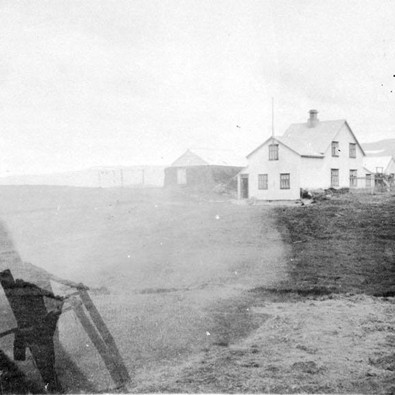 Hefur þú, lesandi góður, hugmynd um hvar þessi mynd er tekin? Þeir sem kunna að búa yfir upplýsingum um myndina eru hvattir til að senda þær á netföngin hg@minjasafnid.is og skapti@akureyri.net - / m-stae2-0903 frá Minjasafninu á Akureyri.