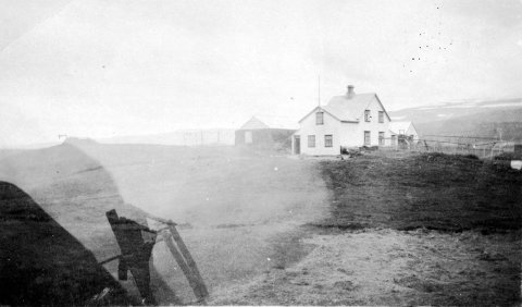 Hefur þú, lesandi góður, hugmynd um hvar þessi mynd er tekin? Þeir sem kunna að búa yfir upplýsingum um myndina eru hvattir til að senda þær á netföngin hg@minjasafnid.is og skapti@akureyri.net - / m-stae2-0903 frá Minjasafninu á Akureyri.