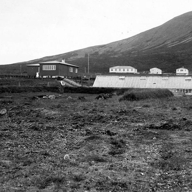 Þetta er á Laugarvatni í Biskupstungum. „Dökka húsið er gamli Húsmæðraskólinn“ sagði í pósti frá einum þeirra lesenda sem sendi upplýsingar.- / m-stae2-1254 frá Minjasafninu á Akureyri