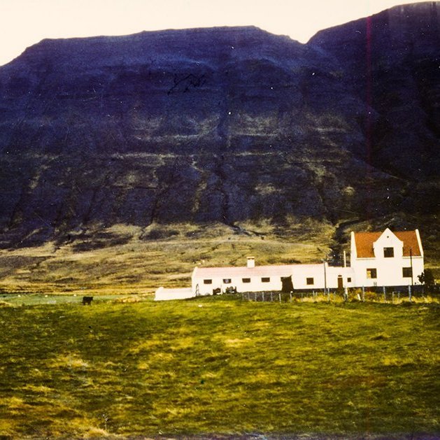 Þetta er bærinn Uppsalir í Eyjafirði. Gaman er að nefna að gamla myndin sem birtist 4. mars 2022 –  69. gamla myndin – var einnig frá Uppsölum en tekin fyrr en þessi. - / album-120-38 frá Minjasafninu á Akureyri