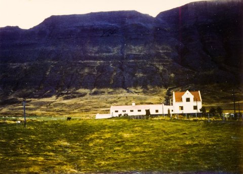 Þetta er bærinn Uppsalir í Eyjafirði. Gaman er að nefna að gamla myndin sem birtist 4. mars 2022 –  69. gamla myndin – var einnig frá Uppsölum en tekin fyrr en þessi. - / album-120-38 frá Minjasafninu á Akureyri