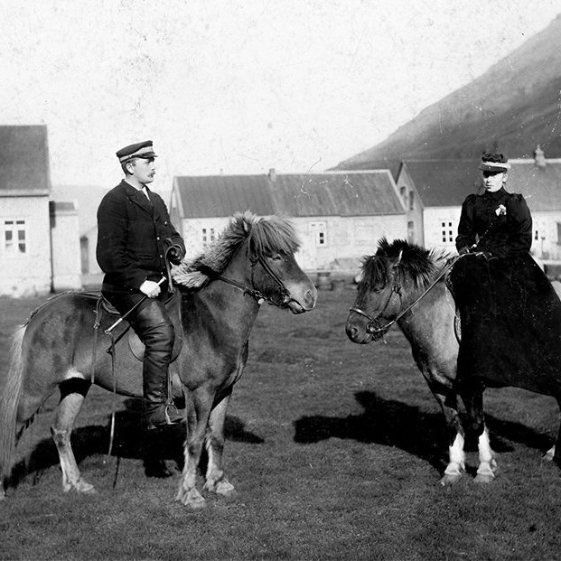 Hefur þú, lesandi góður, hugmynd um hvaða fólk þetta er og hvar myndin er tekin? Þeir sem kunna að búa yfir upplýsingum um myndina eru hvattir til að senda þær á netföngin hg@minjasafnid.is og skapti@akureyri.net - / m-stae5-1564 frá Minjasafninu á Akureyri