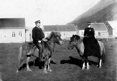 Hefur þú, lesandi góður, hugmynd um hvaða fólk þetta er og hvar myndin er tekin? Þeir sem kunna að búa yfir upplýsingum um myndina eru hvattir til að senda þær á netföngin hg@minjasafnid.is og skapti@akureyri.net - / m-stae5-1564 frá Minjasafninu á Akureyri