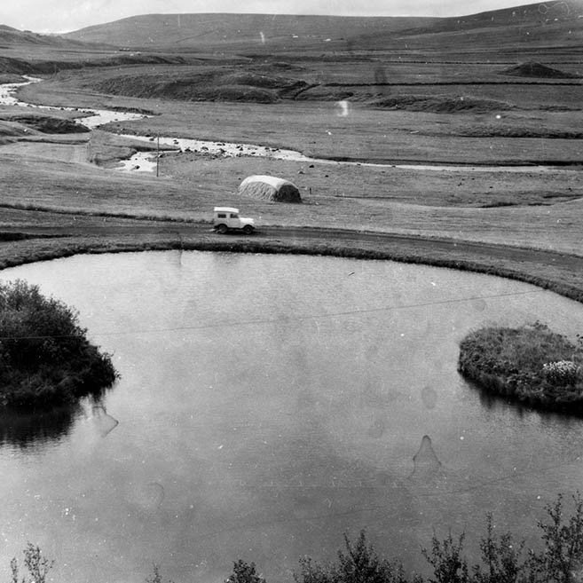 Hefur þú, lesandi góður, hugmynd um hvar þessi mynd er tekin? Þeir sem kunna að búa yfir upplýsingum um staðinn eru hvattir til að senda þær á netföngin hg@minjasafnid.is og skapti@akureyri.net - / m-stae-5-0743  frá Minjasafninu á Akureyri