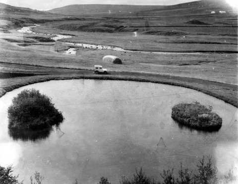 Hefur þú, lesandi góður, hugmynd um hvar þessi mynd er tekin? Þeir sem kunna að búa yfir upplýsingum um staðinn eru hvattir til að senda þær á netföngin hg@minjasafnid.is og skapti@akureyri.net - / m-stae-5-0743  frá Minjasafninu á Akureyri