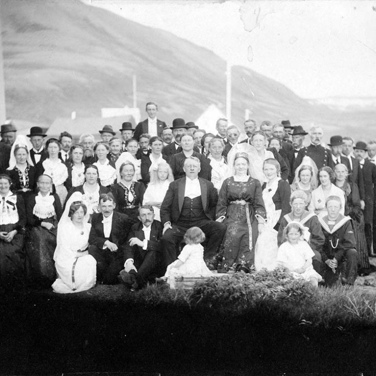 Þetta mun vera á Húsavík, í afmælisveislu Stefáns Guðjohnsen, kaupmanns þar í bæ, sem situr fyrir miðri mynd ásamt eiginkonu sinni, Kristínu Jakobsdóttur. Stefán var fæddur 3. mars 1868 í Reykjavík en Kristín 26. mars 1868 á Sveinsstöðum í Húnavatnssýslu. / m-stae5-1326 frá Minjasafninu á Akureyri