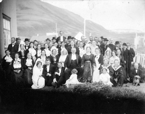 Þetta mun vera á Húsavík, í afmælisveislu Stefáns Guðjohnsen, kaupmanns þar í bæ, sem situr fyrir miðri mynd ásamt eiginkonu sinni, Kristínu Jakobsdóttur. Stefán var fæddur 3. mars 1868 í Reykjavík en Kristín 26. mars 1868 á Sveinsstöðum í Húnavatnssýslu. / m-stae5-1326 frá Minjasafninu á Akureyri