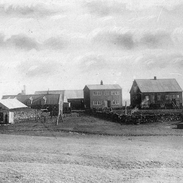 Á vefnum ferlir.is - https://ferlir.is/thorlakshofn-sagan-i/ - kemur fram að þetta sé Þorlákshöfn og að myndin sé tekin árið 1913. / m-stae-5-0020 frá Minjasafninu á Akureyri