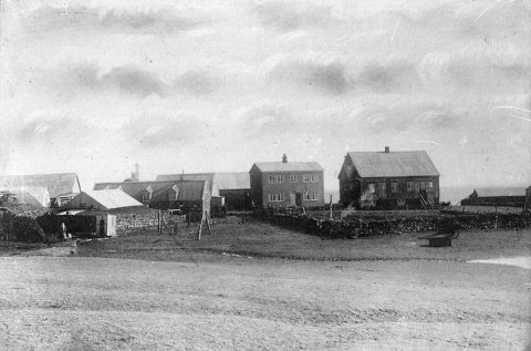 Á vefnum ferlir.is - https://ferlir.is/thorlakshofn-sagan-i/ - kemur fram að þetta sé Þorlákshöfn og að myndin sé tekin árið 1913. / m-stae-5-0020 frá Minjasafninu á Akureyri