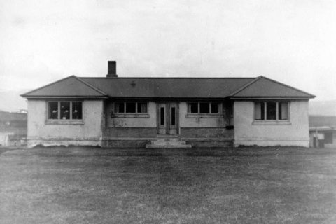 Þetta mun vera húsið Álfabrekka, Suðurlandsbraut 27 í Reykjavík.   / m-stae5-1350 frá Minjasafninu á Akureyri