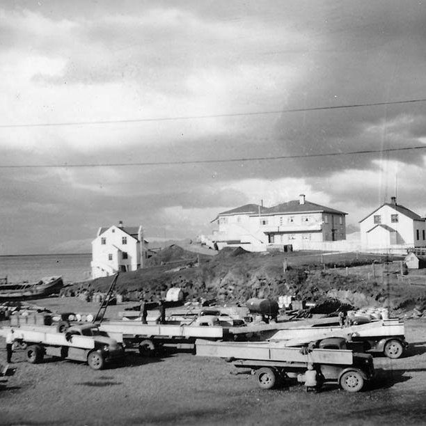 Þetta er Höfn í Hornafirði. Lesandi benti á að myndin hefði birst á blaðsíðu 2 í Morgunblaðinu 12. september 1954 í grein um uppbyggingu á Höfn. Undir myndinni stendur: „Úti við sjóinn (lengst til hægri á myndinni) stendur hvítt hús, þar sem Imslandshjónin reka myndarlegt hótel.“ Fram kemur að Kristján Imsland tók myndirnar.- / mstae-5-1910d frá Minjasafninu á Akureyri