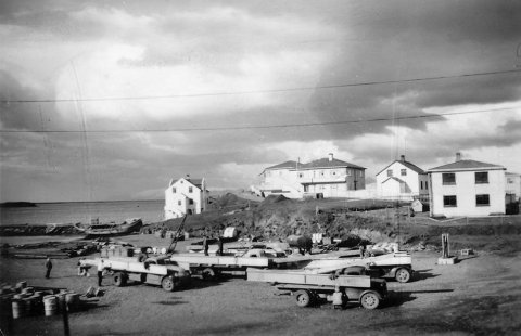 Þetta er Höfn í Hornafirði. Lesandi benti á að myndin hefði birst á blaðsíðu 2 í Morgunblaðinu 12. september 1954 í grein um uppbyggingu á Höfn. Undir myndinni stendur: „Úti við sjóinn (lengst til hægri á myndinni) stendur hvítt hús, þar sem Imslandshjónin reka myndarlegt hótel.“ Fram kemur að Kristján Imsland tók myndirnar.- / mstae-5-1910d frá Minjasafninu á Akureyri