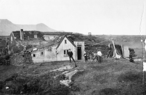 Hefur þú, lesandi góður, hugmynd um hvar þessi skemmtilega mynd er tekin og jafnvel nöfn fólksins? Þeir sem kunna að búa yfir upplýsingum um myndina eru hvattir til að senda þær á netföngin hg@minjasafnid.is og skapti@akureyri.net - / mstae-5-1970 frá Minjasafninu á Akureyri