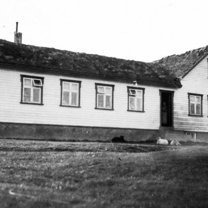 27 - Þetta er gamli bærinn í Stóra-Dunhaga í Hörgárdal. Húsið var byggt 1919. - Minjasafnið á Akureyri / Album 260-148