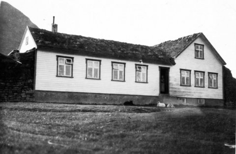 27 - Þetta er gamli bærinn í Stóra-Dunhaga í Hörgárdal. Húsið var byggt 1919. - Minjasafnið á Akureyri / Album 260-148