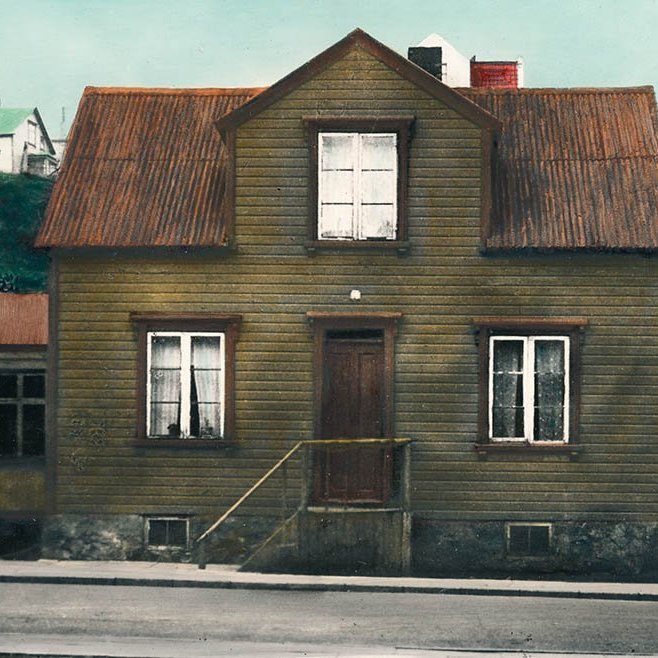 Hefur þú, lesandi góður, hugmynd um hvar húsið á þessari mynd dagsins stendur ellegar stóð? Þeir sem kunna að búa yfir upplýsingum um myndina eru hvattir til að senda þær á netföngin hg@minjasafnid.is og skapti@akureyri.net - / mstae-5-2145 frá Minjasafninu á Akureyri