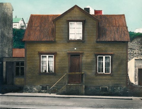 Hefur þú, lesandi góður, hugmynd um hvar húsið á þessari mynd dagsins stendur ellegar stóð? Þeir sem kunna að búa yfir upplýsingum um myndina eru hvattir til að senda þær á netföngin hg@minjasafnid.is og skapti@akureyri.net - / mstae-5-2145 frá Minjasafninu á Akureyri