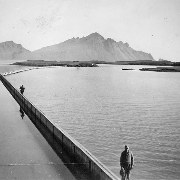 Margir lesendur bentu á að þetta er í Hornafirði. „Gamla innsiglingin á Höfn í Hornafirði,“ skrifaði einn. Annar sagði: „Þetta er frá Höfn í Hornafirði. Garðurinn liggur út í Standey og var að mig minnir hugsaður til að minnka sandburð í höfnina. Þessi eyja er löngu orðin landföst í dag.“ - / mstae-5-1911d frá Minjasafninu á Akureyri