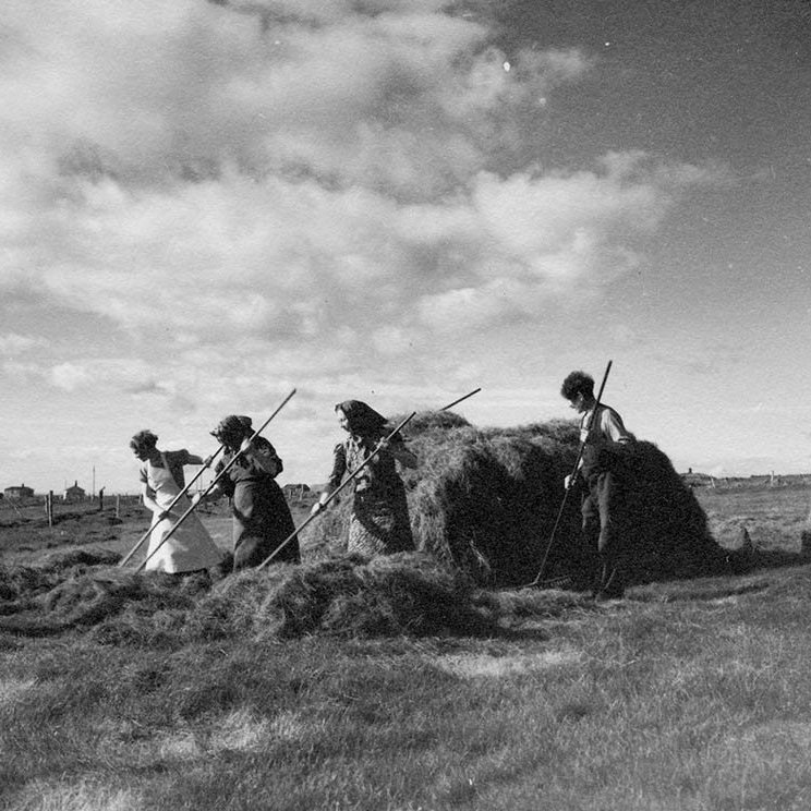 Hefur þú, lesandi góður, hugmynd um hvar þessi fallega mynd er tekin og jafnvel hvaða fólk þetta er? Þeir sem kunna að búa yfir upplýsingum um myndina eru hvattir til að senda þær á netföngin hg@minjasafnid.is og skapti@akureyri.net - / mstae-5-1944 frá Minjasafninu á Akureyri