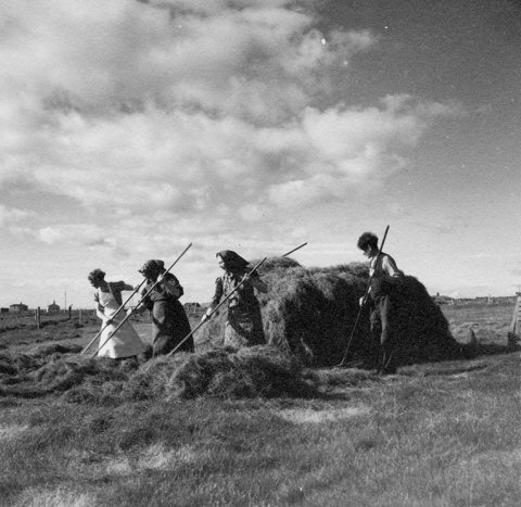 Hefur þú, lesandi góður, hugmynd um hvar þessi fallega mynd er tekin og jafnvel hvaða fólk þetta er? Þeir sem kunna að búa yfir upplýsingum um myndina eru hvattir til að senda þær á netföngin hg@minjasafnid.is og skapti@akureyri.net - / mstae-5-1944 frá Minjasafninu á Akureyri