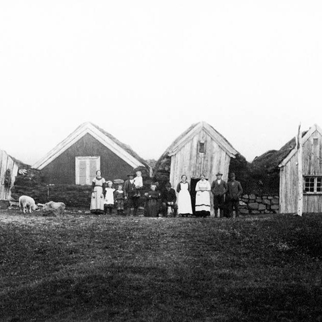 Hefur þú, lesandi góður, hugmynd um hvar þessi dásamlega mynd er tekin? Gaman væri að vita hvaða bær þetta er og helst hvaða fólk er á myndinni?  Þeir sem kunna að búa yfir upplýsingum um myndina eru hvattir til að senda þær á netföngin hg@minjasafnid.is og skapti@akureyri.net - / mstae-5-1935 frá Minjasafninu á Akureyri