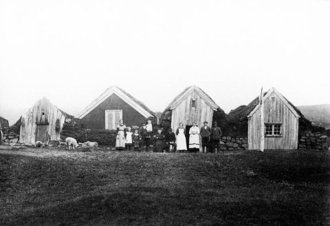 Hefur þú, lesandi góður, hugmynd um hvar þessi dásamlega mynd er tekin? Gaman væri að vita hvaða bær þetta er og helst hvaða fólk er á myndinni?  Þeir sem kunna að búa yfir upplýsingum um myndina eru hvattir til að senda þær á netföngin hg@minjasafnid.is og skapti@akureyri.net - / mstae-5-1935 frá Minjasafninu á Akureyri