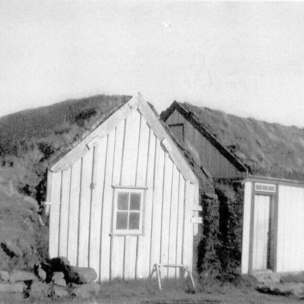 Hefur þú, lesandi góður, hugmynd um hvaða gamli bær er á mynd dagsins?  Þeir sem kunna að búa yfir upplýsingum um myndina eru hvattir til að senda þær á netföngin hg@minjasafnid.is og skapti@akureyri.net - / mstae-5-2103  frá Minjasafninu á Akureyri