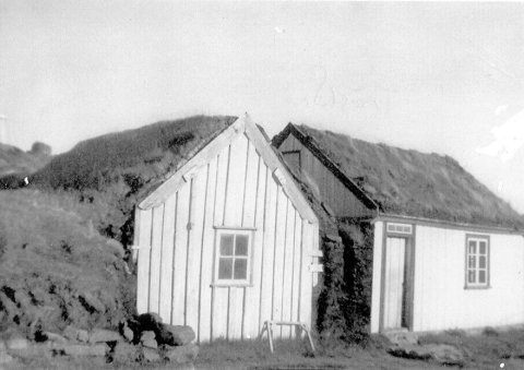 Hefur þú, lesandi góður, hugmynd um hvaða gamli bær er á mynd dagsins?  Þeir sem kunna að búa yfir upplýsingum um myndina eru hvattir til að senda þær á netföngin hg@minjasafnid.is og skapti@akureyri.net - / mstae-5-2103  frá Minjasafninu á Akureyri