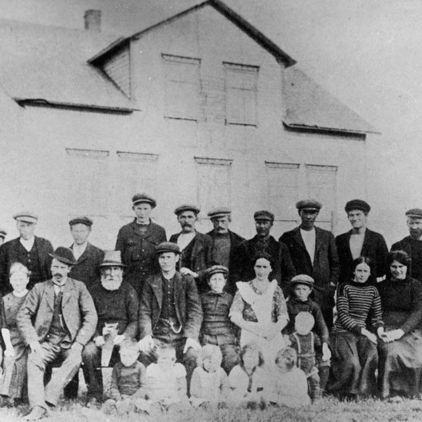 Húsið á myndinni mun vera Baldurshagi á Dalvík, sem rifið var fljótega upp úr síðustu aldamótum. Ekki hafa borist upplýsingar hvaða fólk er á myndinni. / mstae-5-1890 frá Minjasafninu á Akureyri