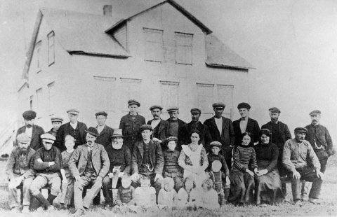 Húsið á myndinni mun vera Baldurshagi á Dalvík, sem rifið var fljótega upp úr síðustu aldamótum. Ekki hafa borist upplýsingar hvaða fólk er á myndinni. / mstae-5-1890 frá Minjasafninu á Akureyri