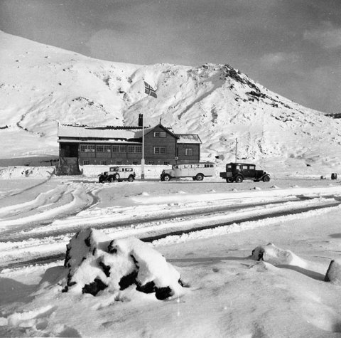 Veist þú, lesandi góður, hvar þessi mynd er tekin?  Þeir sem kunna að búa yfir upplýsingum um myndina eru hvattir til að senda þær á netföngin hg@minjasafnid.is og skapti@akureyri.net - / mstae-5-1953 frá Minjasafninu á Akureyri