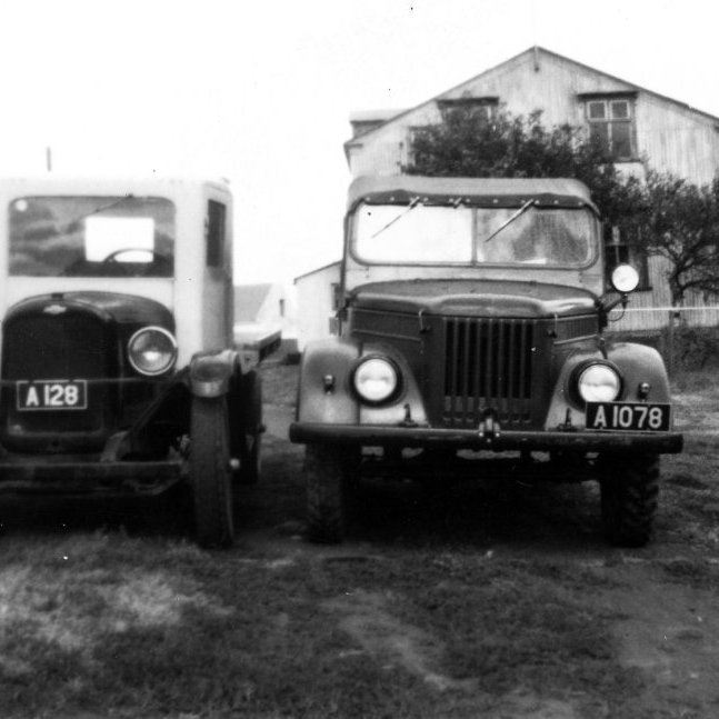 Myndin er tekin við bæinn Espihól í Eyjafjarðarsveit. Chevrolet bifreiðin til vinstri, A 128, þykir mjög merkileg. Bíllinn er árgerð 1928 og á því aðeins tvö ár í aldarafmælið! Hann var notaður í kvikmyndinni Landi og sonum sem Ágúst Guðmundsson leikstýrði og frumsýnd var árið 1980. Chevrolettinn er nú varðveittur á Samgönguminjasafninu á Ystafelli í Kaldakinn. Til hægri (A 1078) er Rússajeppi, eins og þessir sovésku GAZ 69 jeppar voru gjarnan kallaðir. - / m-stae1-17318 frá Minjasafninu á Akureyri