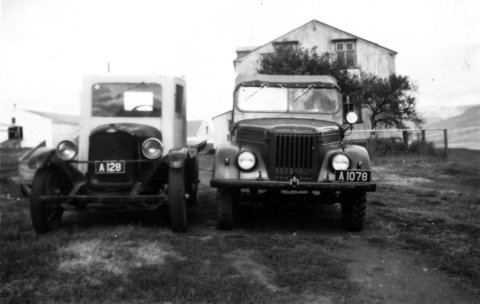 Myndin er tekin við bæinn Espihól í Eyjafjarðarsveit. Chevrolet bifreiðin til vinstri, A 128, þykir mjög merkileg. Bíllinn er árgerð 1928 og á því aðeins tvö ár í aldarafmælið! Hann var notaður í kvikmyndinni Landi og sonum sem Ágúst Guðmundsson leikstýrði og frumsýnd var árið 1980. Chevrolettinn er nú varðveittur á Samgönguminjasafninu á Ystafelli í Kaldakinn. Til hægri (A 1078) er Rússajeppi, eins og þessir sovésku GAZ 69 jeppar voru gjarnan kallaðir. - / m-stae1-17318 frá Minjasafninu á Akureyri