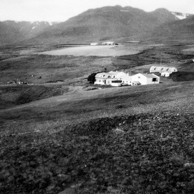 Þetta er bærinn Litli-Hóll í Hrafnagilshreppi (nú Eyjafjarðarsveit) og Dvergstaðir í fjarska. / m-stae1-17315 frá Minjasafninu á Akureyri